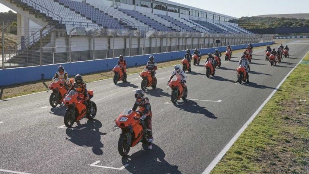 ktm-rc-8c-track-experience---customer-bikes