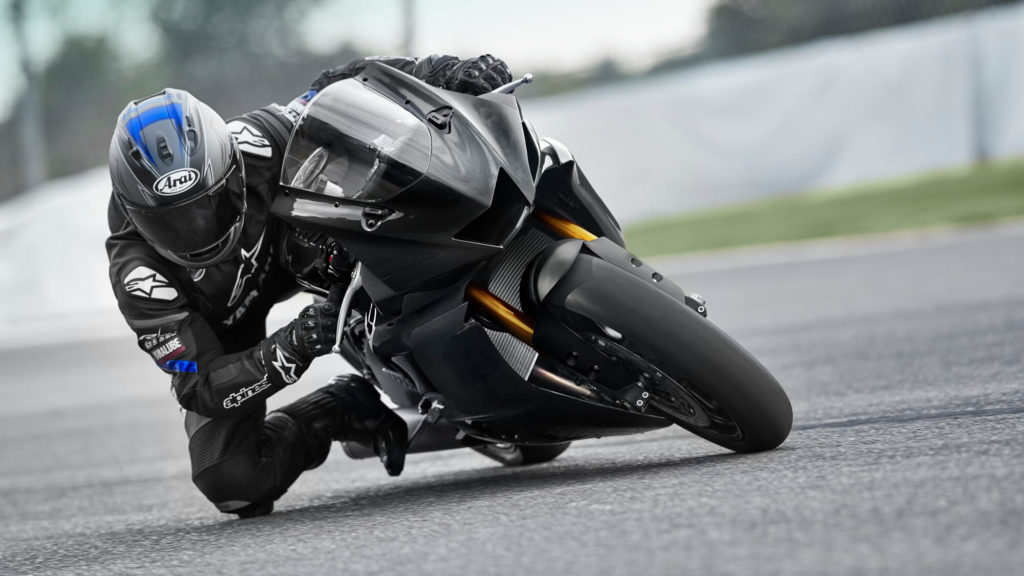 2022-Yamaha-YZF600R6RCOMP-EU-Tech_Black-Action-001-03