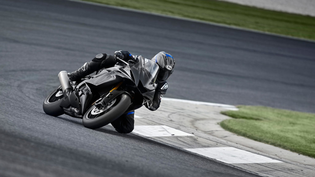 2022-Yamaha-YZF600R6RCOMP-EU-Tech_Black-Action-001-03