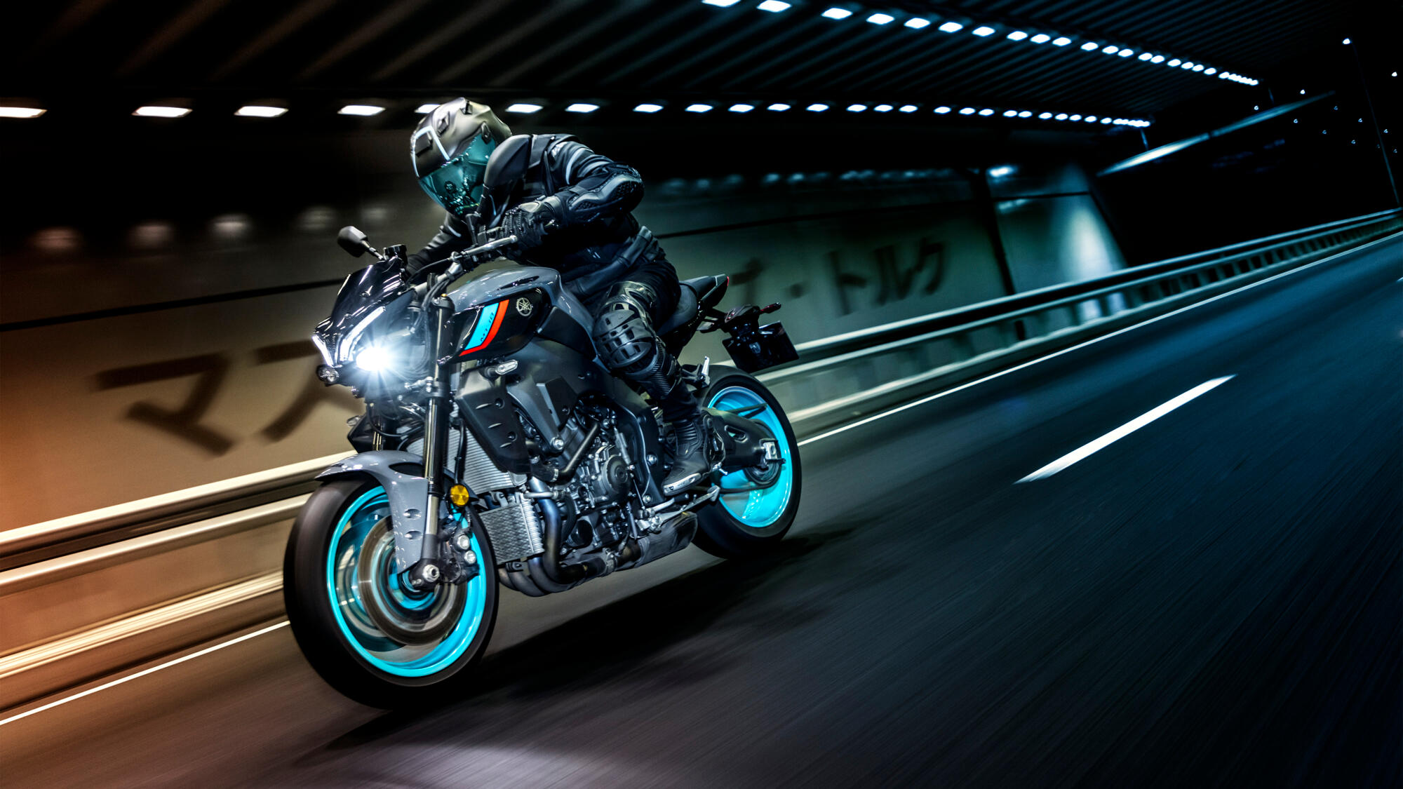 2022-Yamaha-MT10-EU-Cyan_Storm-Action-009-03