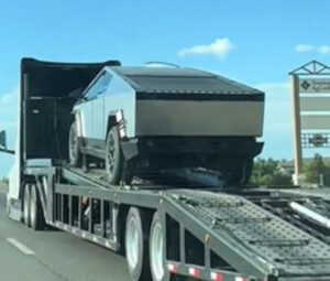 Tesla-Cybertruck-Spotted-On-Tesla-Semi-cover