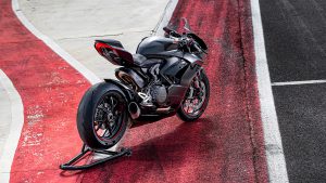 Ducati-Panigale-V2-MY24-overview-gallery-1920x1080-01-1.jpg