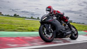 Ducati-Panigale-V2-MY24-overview-gallery-1920x1080-01-1.jpg
