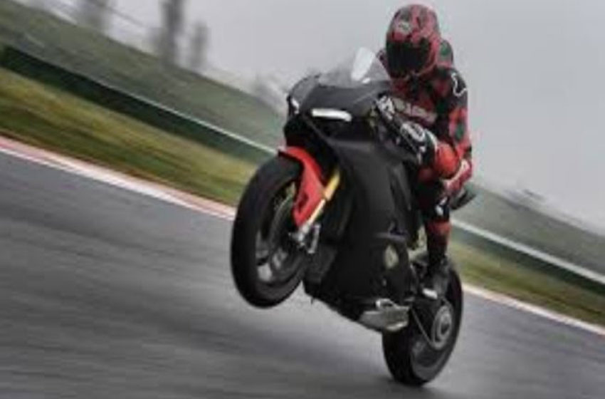  Ducati unveils Panigale V4 R at Hatch Circuit