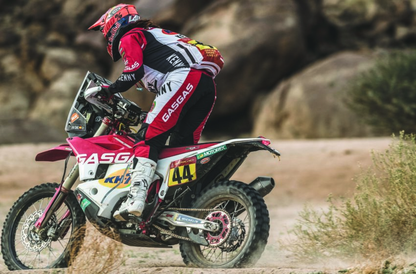  Laia Sanz climbs in stage 11 of the 2021 Dakar Rally