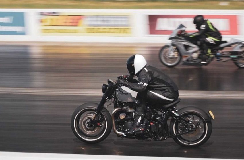  Watch out as the Triumph Bonneville Bobber goes drag racing
