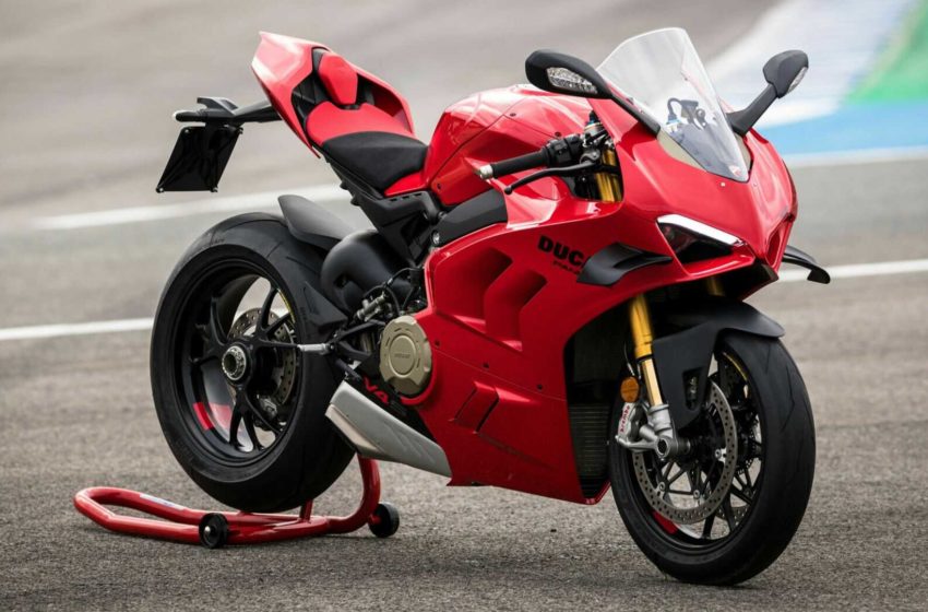  Ducati unveils new 2023 V4 and V4S with minor updates