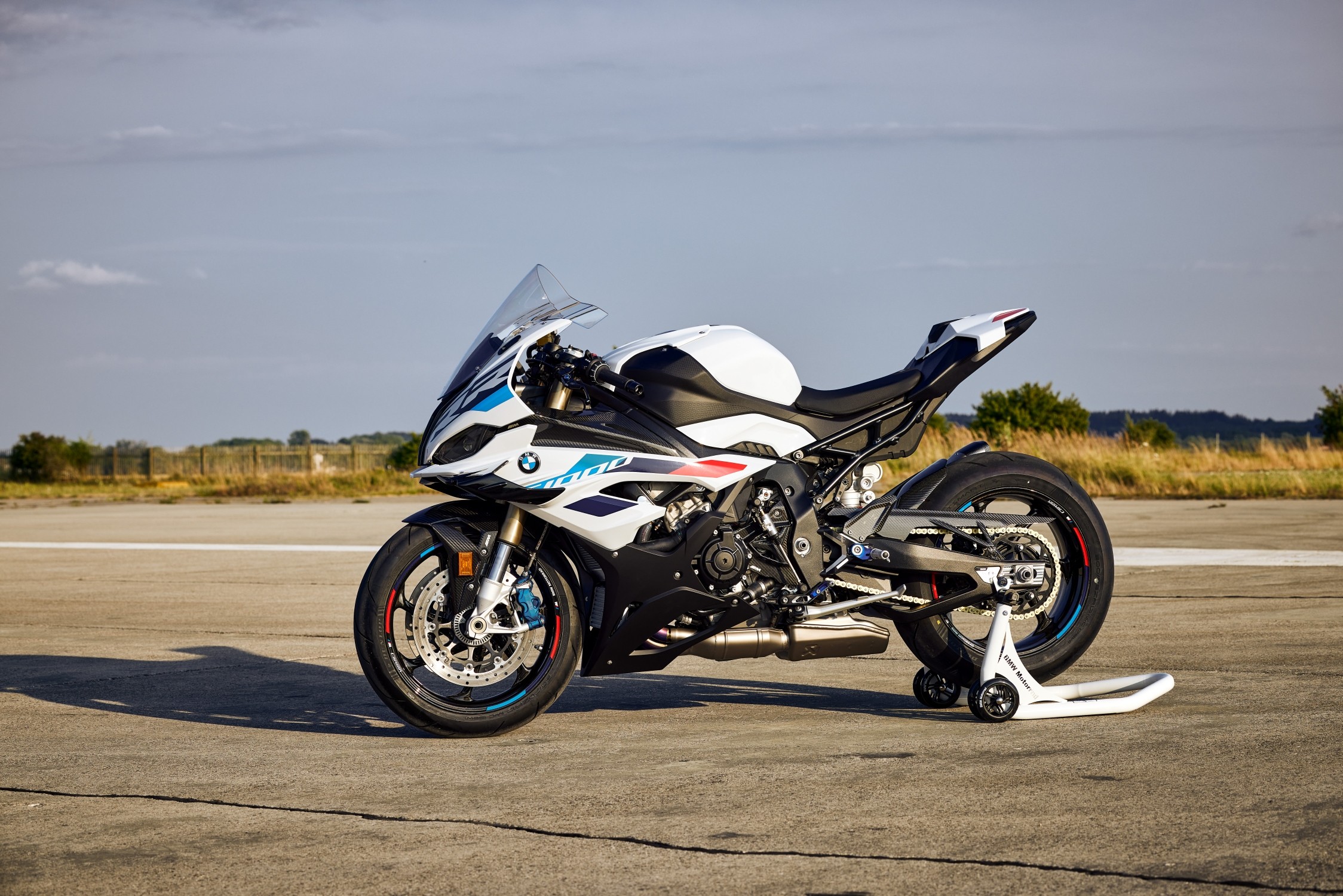 P90480032_lowRes_the-new-bmw-s-1000-r