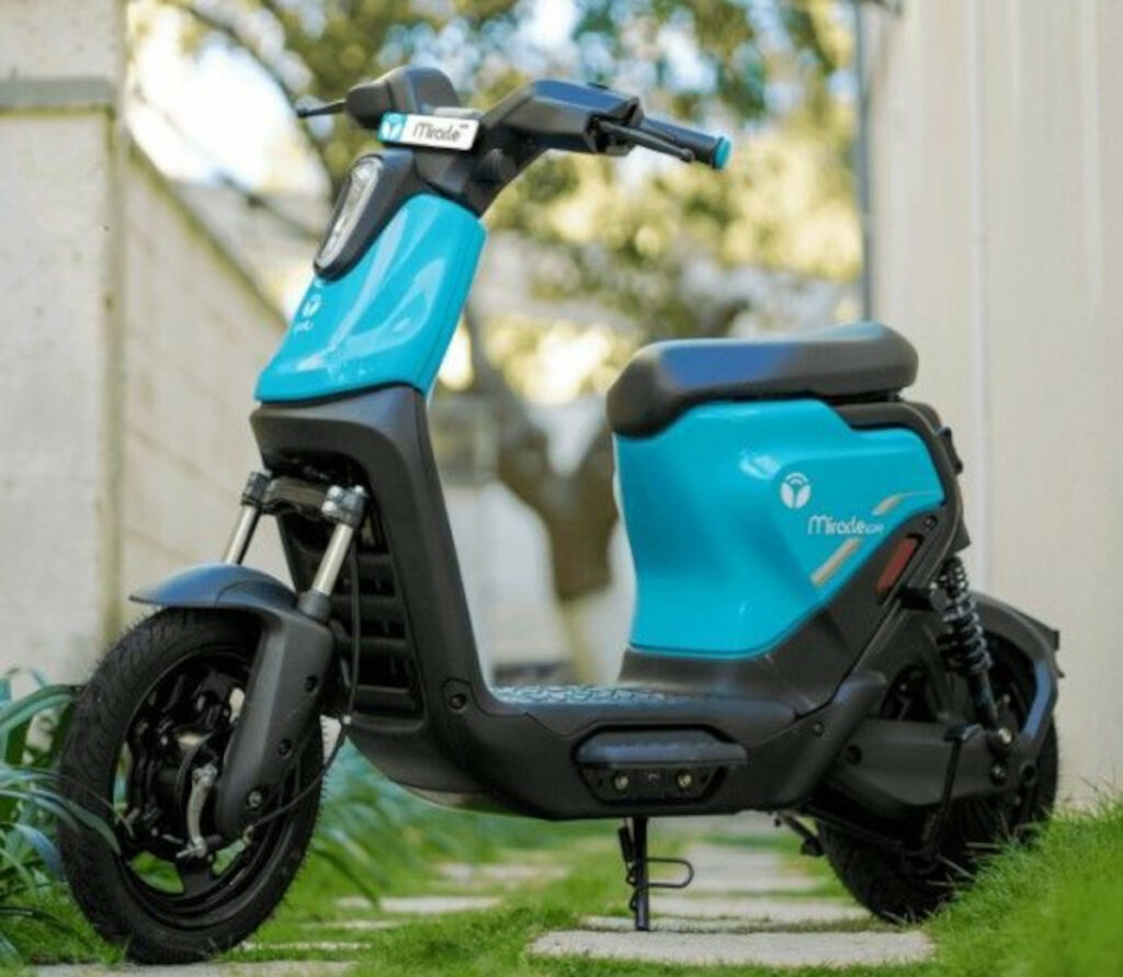 Bajaj-Yullu-Electric-Scooter-3-Cover
