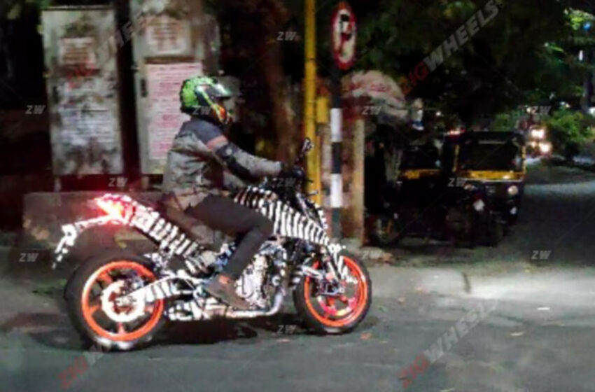  New KTM 390 Duke spied in the night