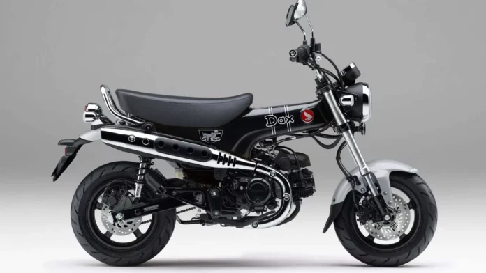 Discover-the-New-Pearl-Shining-Black-Honda-Dax-125-Not-Your-Typical-Blacked-Out-Bike.webp