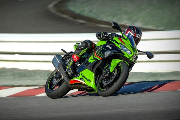 Unveiling-the-New-Kawasaki-Ninja-ZX-4RR-in-India.jpg