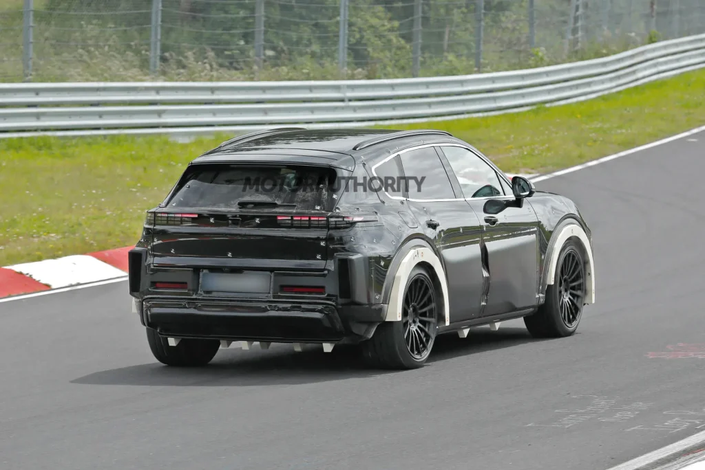 3 / 4 – New Porsche Cayenne EV Spotted in Action-2.webp