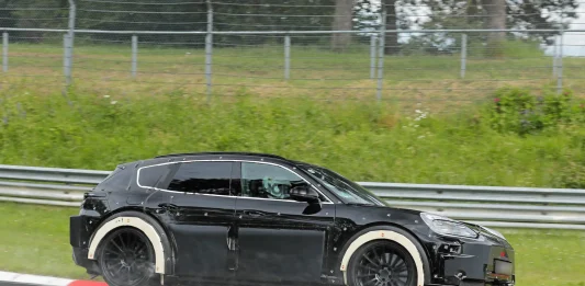 3 / 4 – New Porsche Cayenne EV Spotted in Action-2.webp