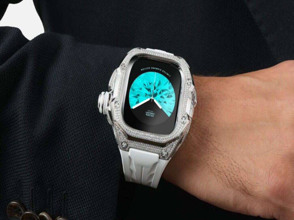 The-Ultimate-Luxury-Golden-Concepts-New-20000-Apple-Watch-Case-LivingWithGravity.jpg