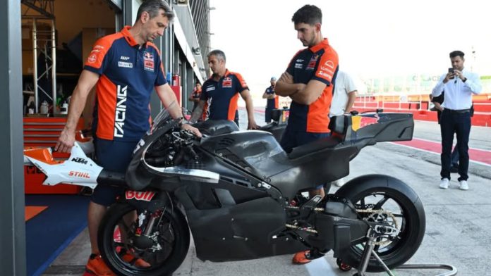 Dani-Pedrosa-Tests-KTMs-Game-Changing-Aero-Exhaust.jpg